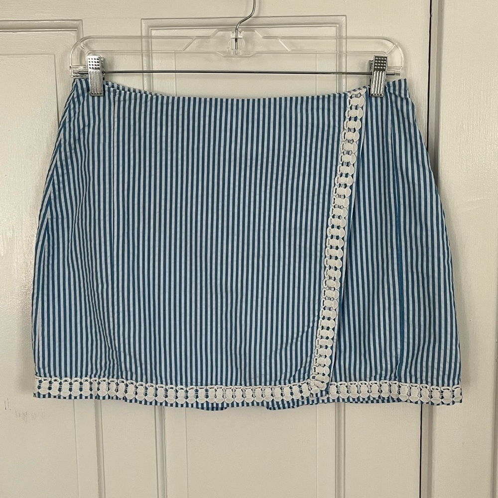 Crown & Ivy Blue and White Stripped Skort Size 12 Stretch Beachy Summer Crochet